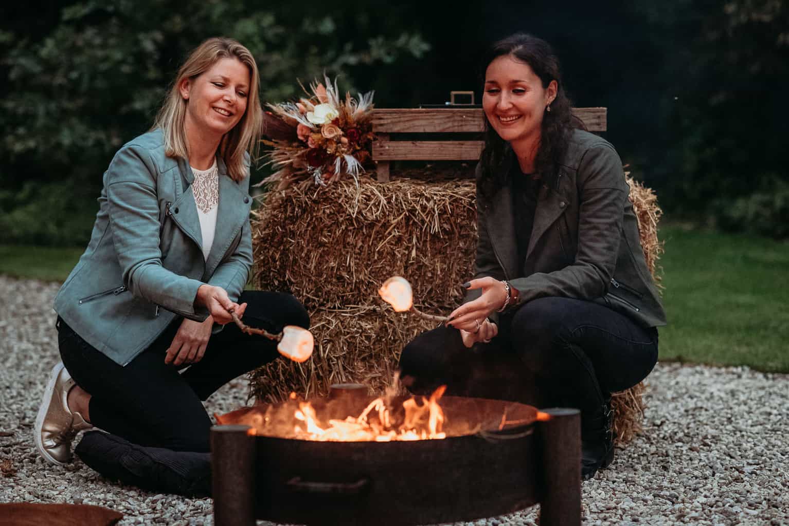 Styled Shoot Vurige babsen Nadine en Katja bij het kampvuur
